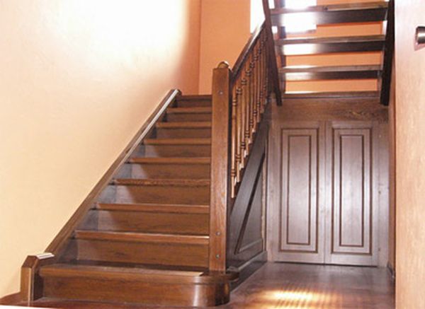 Деревянная лестница из массива