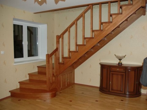 Деревянная лестница из массива