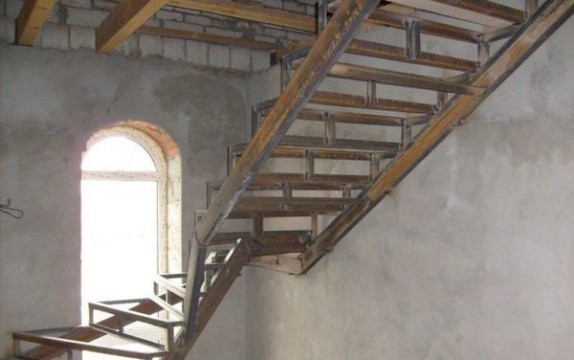 Как обшить деревом металлическую лестницу