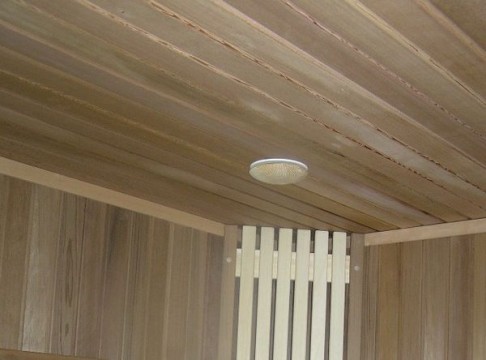 Отделка потолка деревянными панелями