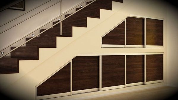 Как приспособить пространство под лестницей Как приспособить пространство под лестницей