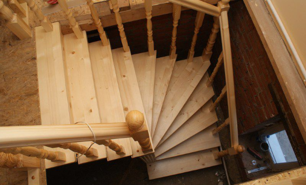 Деревянные лестницы второго этажа